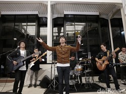 Momen Rian DMASIV Menangis Tonton Chrisye di TV