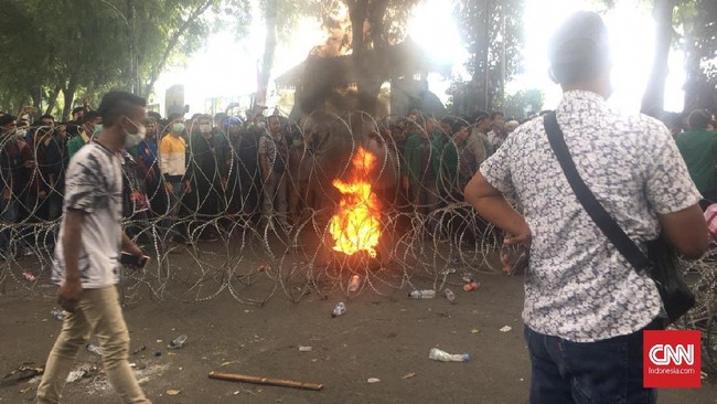 Mahasiswa merusak pagar gedung DPRD Sumatera Utara. Mereka menggoyangkan pagar sambil berteriak meminta agar DPR dibubarkan karena telah mengkhianati rakyat.