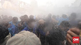 Warga Beri Air ke Mahasiswa Lawan Gas Air Mata di DPR