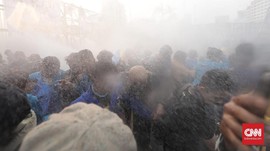 Rentetan Gas Air Mata Bersahutan Azan Magrib di Senayan