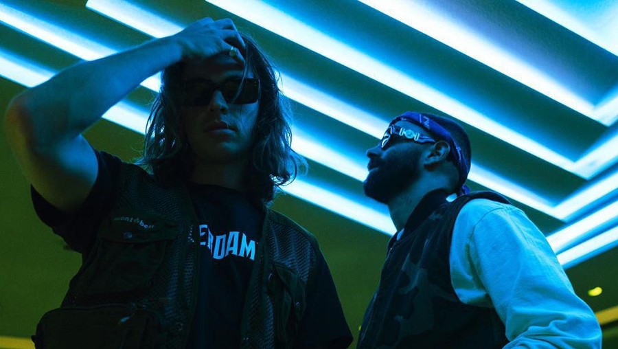 Viral Gadis Hijab Jago Piano di Kondangan, Yellow Claw Ingin Ketemu Video viral memperlihatkan kepiawaian seorang gadis berhijab dalam bermian piano yang menyita perhatian duo DJ dunia, Yellow Claw.