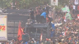 VIDEO: Momen Saat Mahasiswa Hentikan Water Canon Milik Brimob