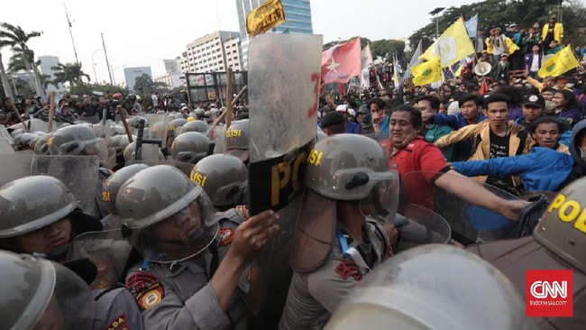 Komnas HAM meminta polisi terbuka mengungkap data pelajar dan mahasiswa yang diamankan dalam demonstrasi di Gedung DPR beberapa hari lalu.