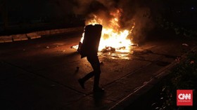 Massa Rusak dan Bakar Pos Polisi di Senayan