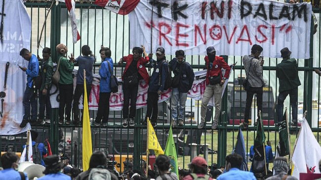 Mahasiswa menolak permintaan polisi yang meminta mereka mengirimkan utusan perwakilan masuk ke dalam DPR. "Enggak mau, takut hilang," kata mahasiswa.