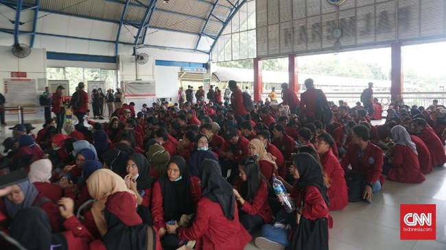 Mahasiswa pendemo datang dari berbagai daerah ke gedung DPR, salah satunya, dengan menggunakan KRL Commuter Line lewat Stasiun Palmerah.
