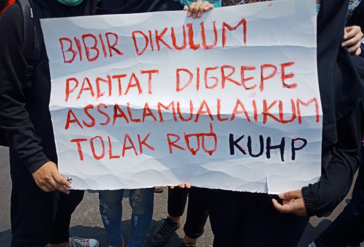 Di tengah demo mahasiswa tolak RUU KUHP yang sempat ricuh&comma; ada beberapa spanduk kocak yang justru bikin tersenyum&period;