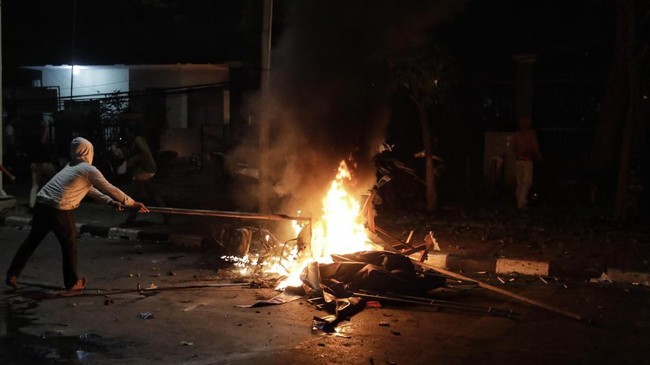 Polisi menangkap 14 orang yang diduga pelaku pembakaran mobil di dekat Markas Polsek Tanah Abang, Senin (30/9) malam saat terjadi kerusuhan.