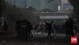 Mahasiswa Terlibat Bentrok dengan Polisi di Flyover TVRI