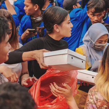 Setelah Bagi 3000 Nasi Kotak, Awkarin Akan Bagi Masker ke Kalimantan