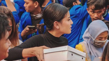 img-title Setelah Bagi 3000 Nasi Kotak, Awkarin Akan Bagi Masker ke Kalimantan
