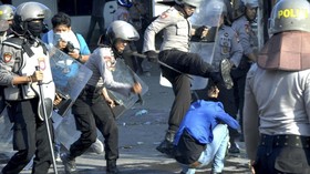 Demo Makassar, Polisi Tangkapi Mahasiswa Hingga dalam Masjid
