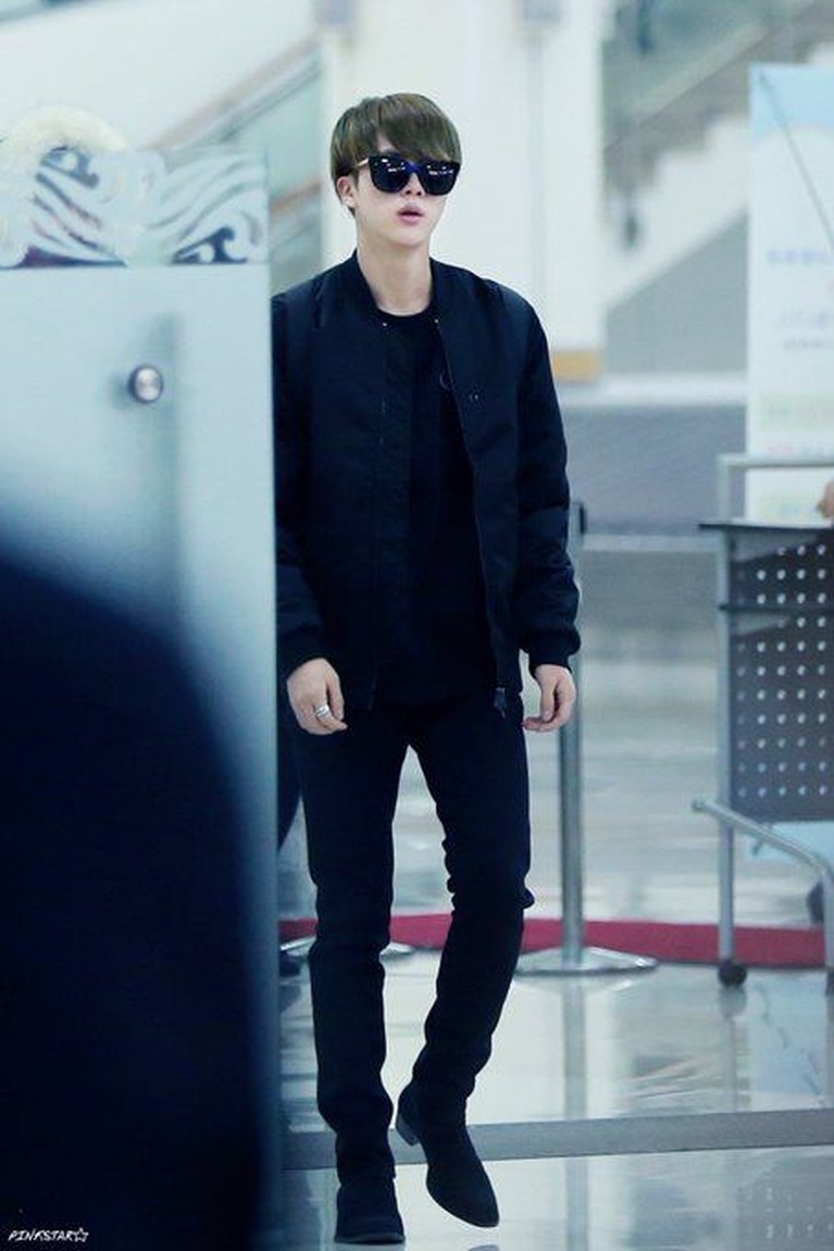 Jin BTS dinobatkan sebagai idol dengan selera gaya pakaian terbaik dalam sebuah survei di situs Idol Chart,berikut ini insertlive sajikan foto gaya busana Jin.