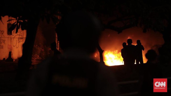 Mahasiswa merusak dan membakar pos polisi di depan Menara BNI, Pejompongan. Polisi membubarkan massa dengan menembakan gas air mata.