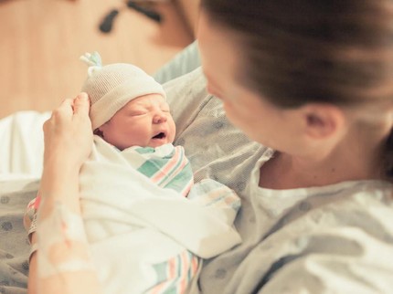 Penyebab Bayi Tidak Menangis saat Lahir, Apakah Normal?