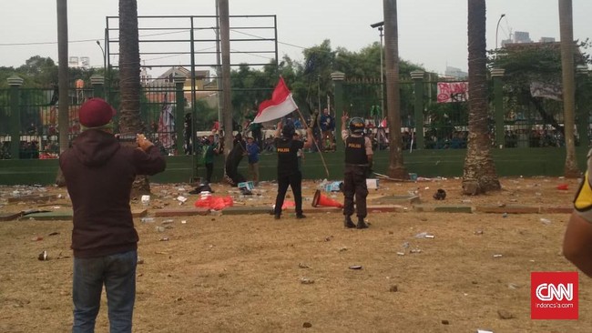 Demonstrasi mahasiswa di Gedung DPR memanas, Selasa (24/9) sore. Massa berhasil menjebol Gedung DPR di tengah demo yang mendapat pengawalan ketat aparat.