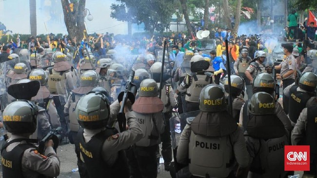 Aparat kepolisian yang berjaga di dalam Gedung DPRD Sumatera Selatan menembakkan gas air mata setelah ribuan mahasiswa memaksa masuk ke dalam dan melempar batu.