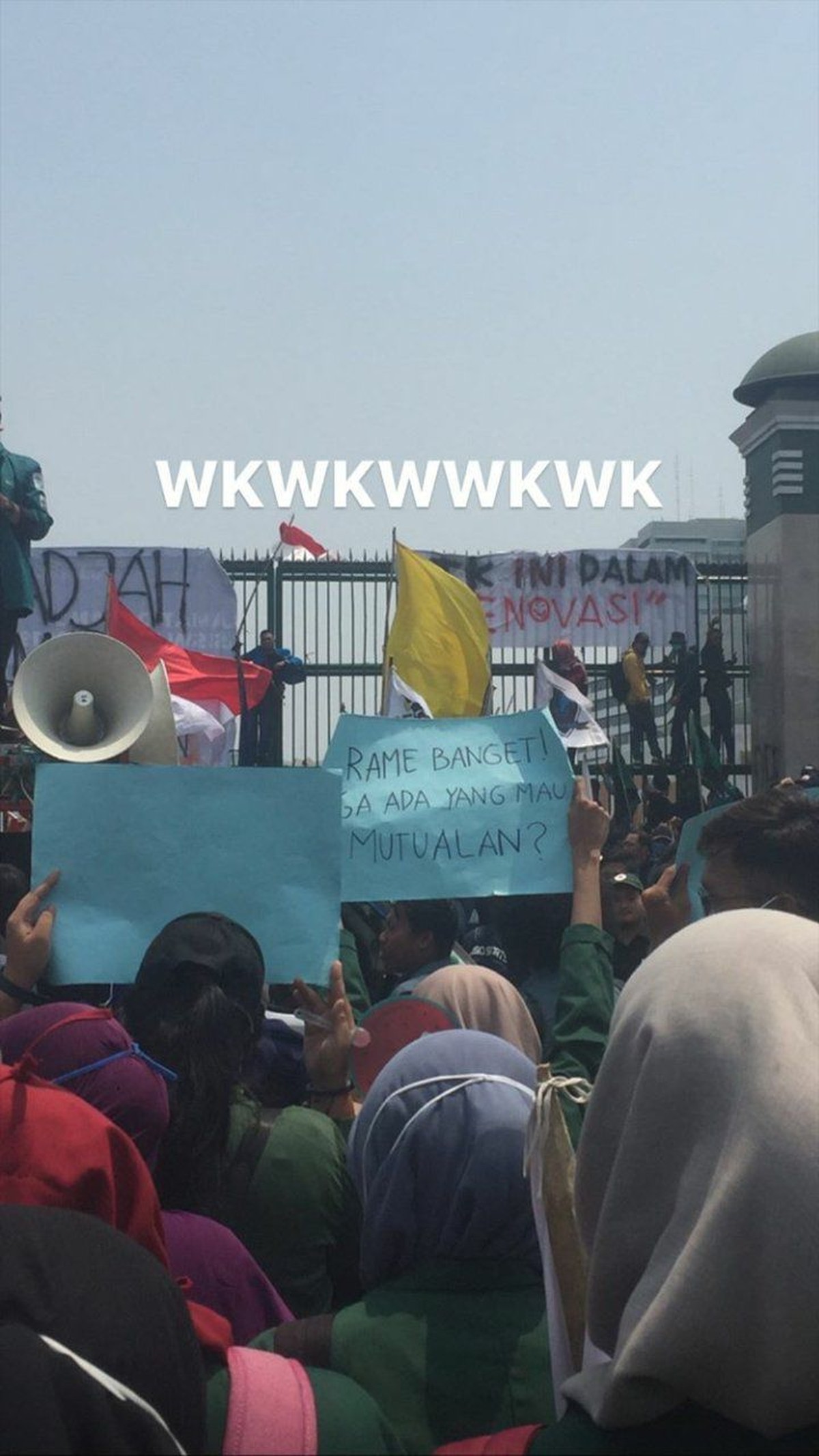 Di tengah demo mahasiswa tolak RUU KUHP yang sempat ricuh&comma; ada beberapa spanduk kocak yang justru bikin tersenyum&period;
