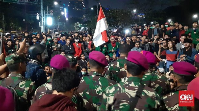 Sejumlah anggota marinir sempat berdialog dengan mahasiswa di flyover Senayan. Mahasiswa meminta jaminan keamanan kepada marinir.