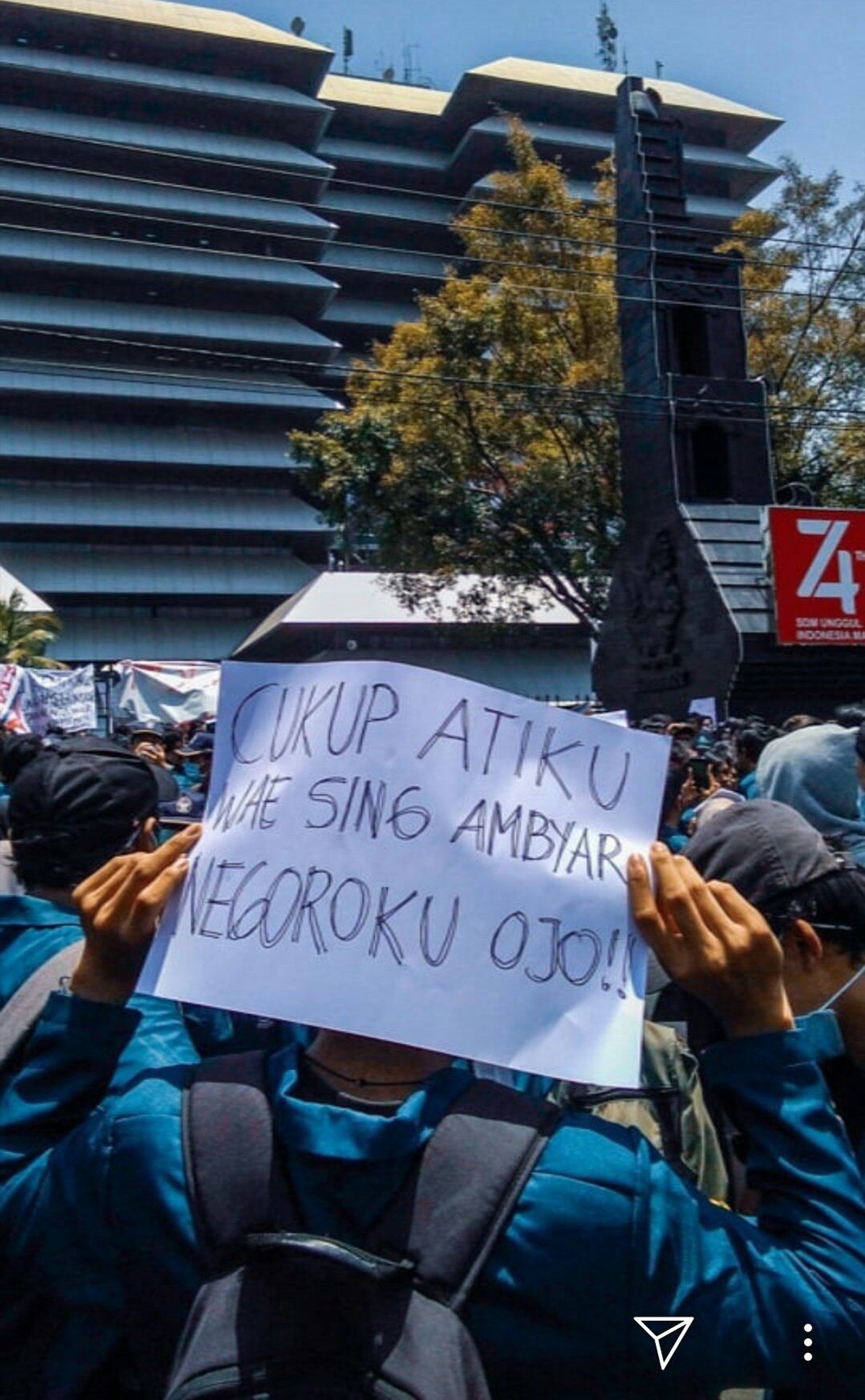 Di tengah demo mahasiswa tolak RUU KUHP yang sempat ricuh&comma; ada beberapa spanduk kocak yang justru bikin tersenyum&period;