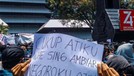 7 Spanduk Kocak Demo Mahasiswa Tolak RUU KUHP Di tengah demo mahasiswa tolak RUU KUHP yang sempat ricuh, ada beberapa spanduk kocak yang justru bikin tersenyum.