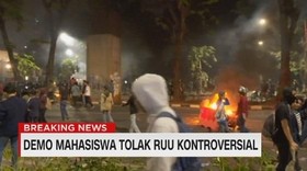 VIDEO: Polisi Tembakan Gas Air Mata ke Arah Massa