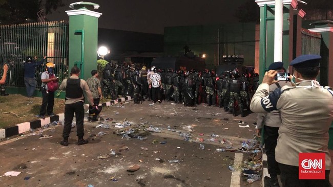 Sekjen DPR Indra Iskandar mengatakan pintu pagar di bagian belakang Gedung DPR mengalami kerusakan paling parah akibat demo mahasiswa pada Selasa (24/9).