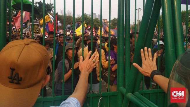 Demonstrasi mahasiswa di Gedung DPR ricuh. Bentrokan pecah antara massa pedemo dengan polisi di depan kompleks parlemen, Jakarta, Selasa (24/9) petang.