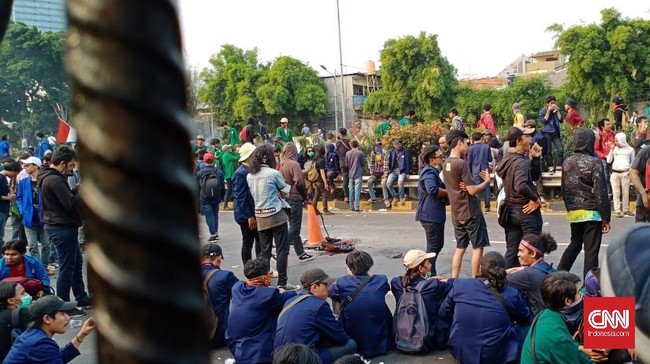 Mabes Polri menyebut ada upaya menyebar berita bohong soal mahasiswa peserta aksi unjuk rasa yang meninggal karena dianiaya aparat.