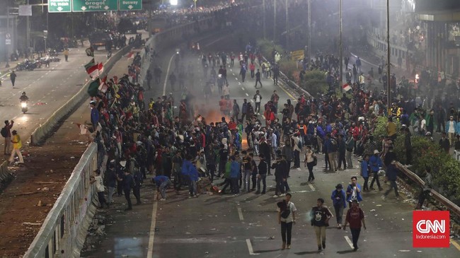 Ratusan mahasiswa masih berkumpul di persimpangan Jalan Pemuda menuju Jalan Gatot Subroto dan tak mempedulikan peringatan polisi yang mengancam bertindak tegas.