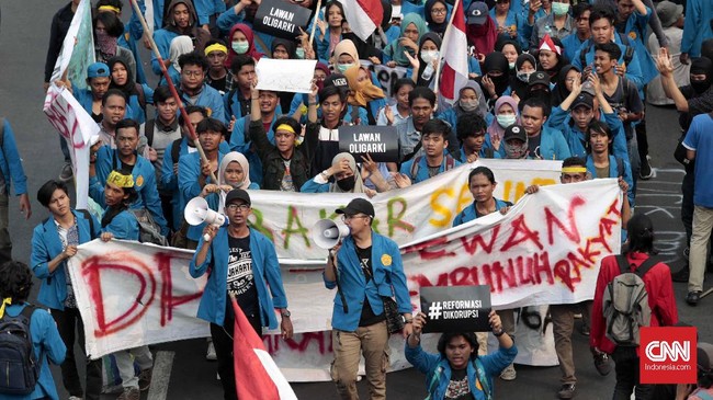 Rektor Universitas Negeri Medan (Unimed) Syamsul Gultom melarang mahasiswanya demonstrasi. Bagi mahasiswa yang melanggar aturan terancam dikenakan sanksi.