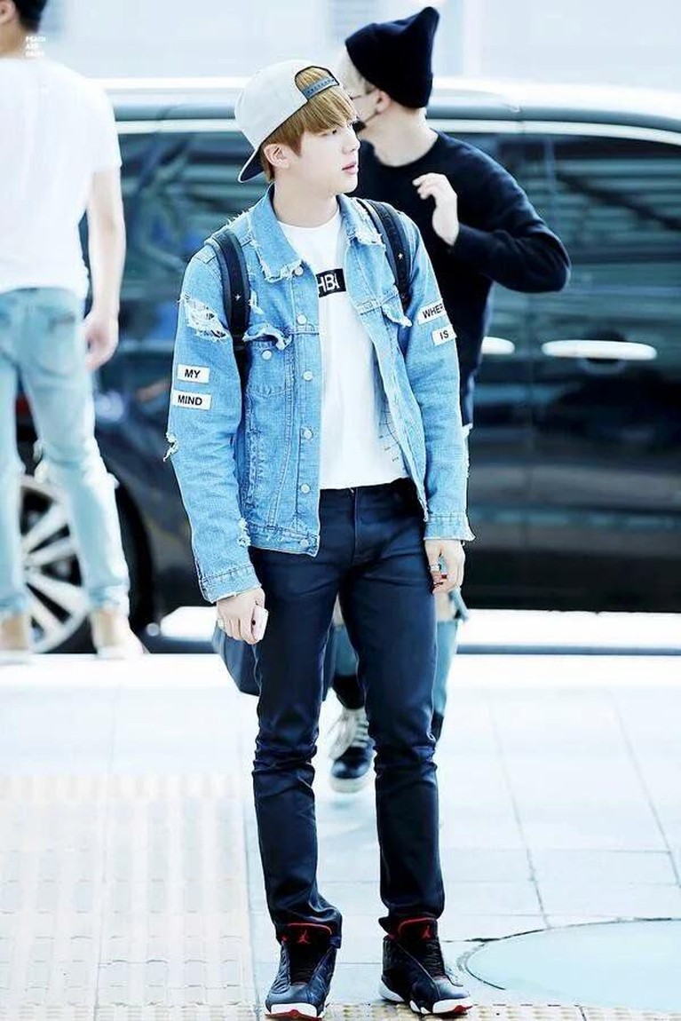 Jin BTS dinobatkan sebagai idol dengan selera gaya pakaian terbaik dalam sebuah survei di situs Idol Chart,berikut ini insertlive sajikan foto gaya busana Jin.