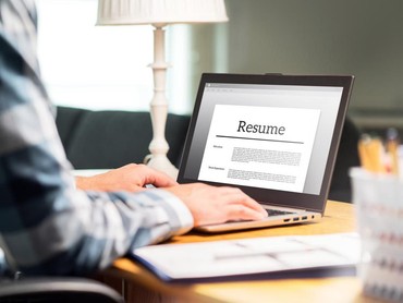 Cara Bikin CV Bahasa Inggris yang Menghipnotis HRD, Auto Dipanggil!