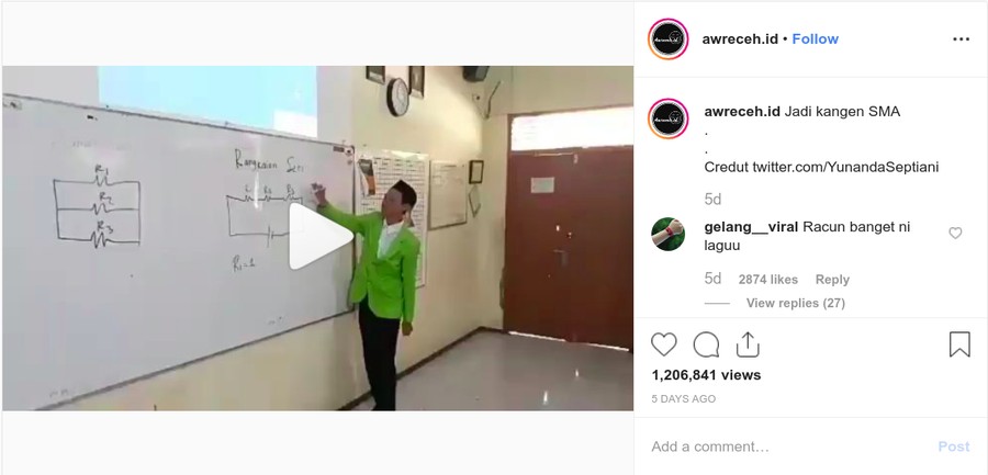 2. Di Dalam Kelas Empat video ini akan buat kamu tertawa terbahak.