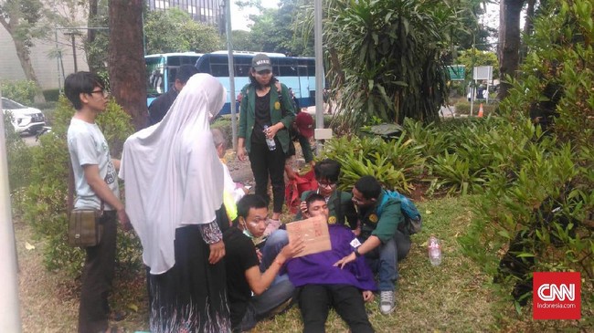Sejumlah mahasiswa terkapar di halaman gedung DPR, kebanyakan menderita sesak nafas dan dalam kondisi pingsan.