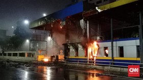 Demo DPR, Massa Bakar Gerbang Tol Pejompongan
