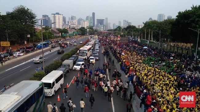 Polisi menembakkan water cannon untuk membubarkan aksi mahasiswa di depan Gedung DPR.