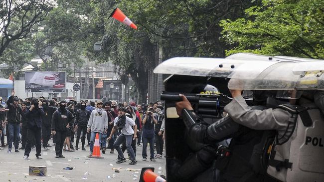 Polisi Amankan Pelaku Demo Dalam Truk di Palmerah Aparat keamanan mengamankan sejumlah orang yang diduga terlibat dalam kericuhan sore tadi di kawasan Palmerah.