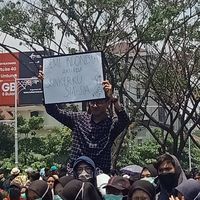 7 Spanduk Kocak Demo Mahasiswa Tolak RUU KUHP - Foto 1