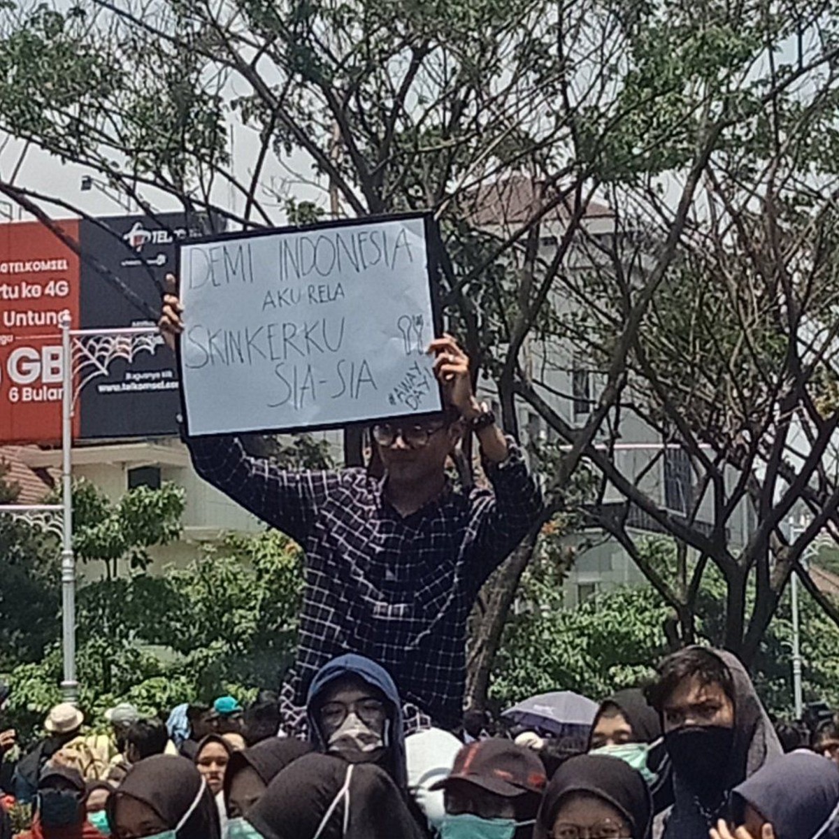 Di tengah demo mahasiswa tolak RUU KUHP yang sempat ricuh&comma; ada beberapa spanduk kocak yang justru bikin tersenyum&period;