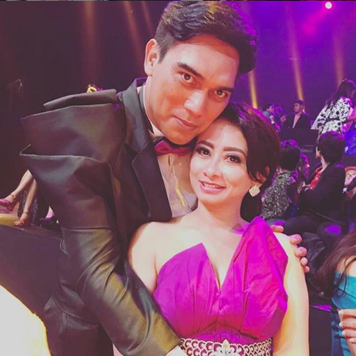 Mesranya! Pelukan hangat Sutan 'Aceng' Simatupang untuk sang istri. (Foto: Instagram/ @febry_khey)