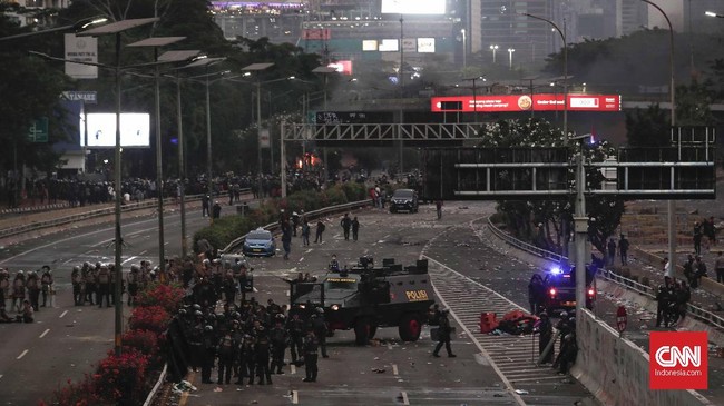 Kepolisian memblokade jalan dengan mengerahkan pasukan dan kendaraan baracuda untuk menghalau massa yang datang dari arah Mapolda Metro Jaya ke arah Gedung DPR.
