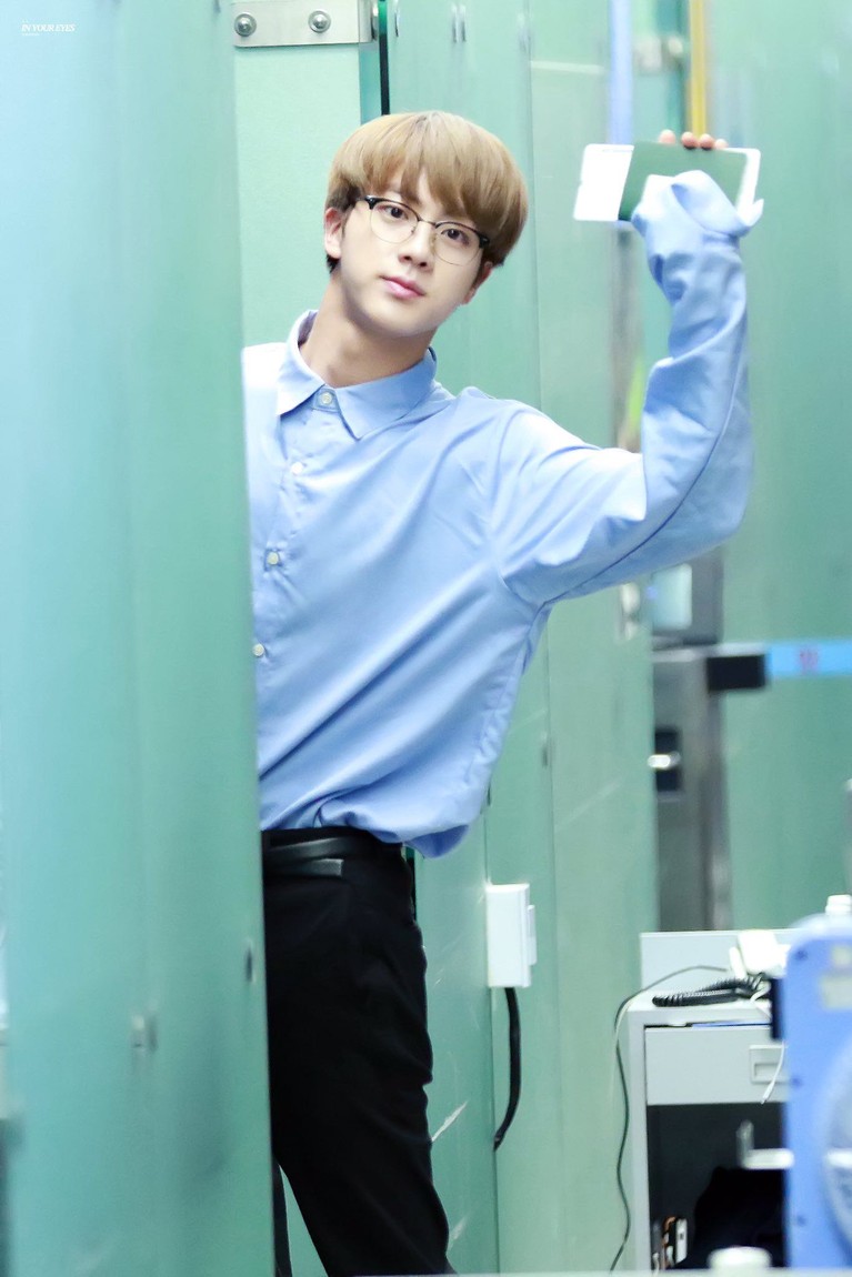 World Wide Handsome Beda, Jin BTS Terpilih Jadi Pria Berbusana Terbaik Jin BTS dinobatkan sebagai idol dengan selera gaya pakaian terbaik dalam sebuah survei di situs Idol Chart,berikut ini insertlive sajikan foto gaya busana Jin.