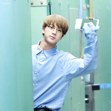 World Wide Handsome Beda, Jin BTS Terpilih Jadi Pria Berbusana Terbaik