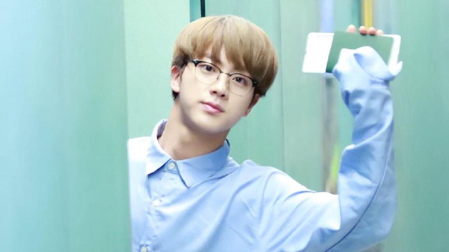 Jin BTS memang dikenal memiliki pribadi yang periang dan sopan. 