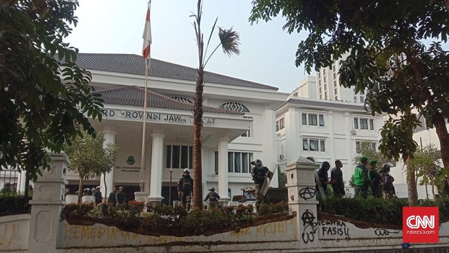 Pagar Gedung DPRD Jabar yang jebol saat aksi mahasiswa tolak RUU Kontroversial, Bandung, 24 September 2019. (CNNINdonesia/Huyogo)