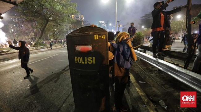 Kapolres Jakpus menginstruksikan pasukannya untuk menangkapi para demonstran yang mengotot tetap melanjutkan aksi di kompleks parlemen malam ini.