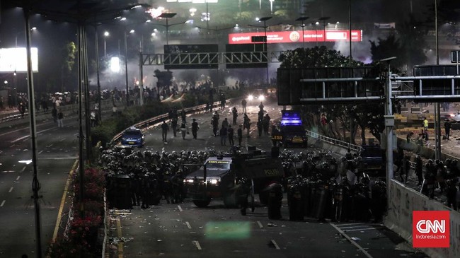 Sebagian anggota polisi dan marinir TNI AL sempat mundur karena tak tahan gas air mata yang dilontarkan terkait dengan pencegahan aksi.