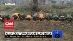 VIDEO: Hujan Lokal Turun, Petugas Karhutla Sujud Syukur