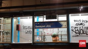 Halte TransJakarta Senayan JCC Dirusak Massa